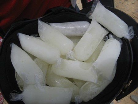 Những hình ảnh gợi nhớ “tuổi thơ dữ dội” - 5 Sữa chua túi, thứ quà vặt ngon lành, mát rượi