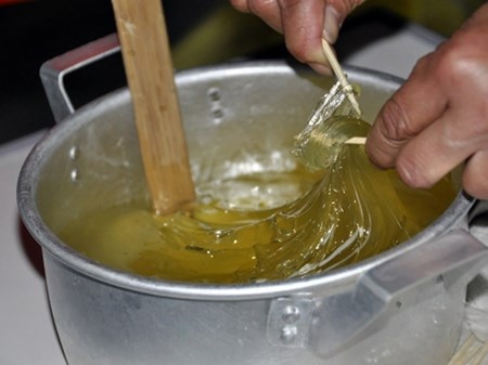 Những hình ảnh gợi nhớ “tuổi thơ dữ dội” - 4 Ai kẹo kéo đây!