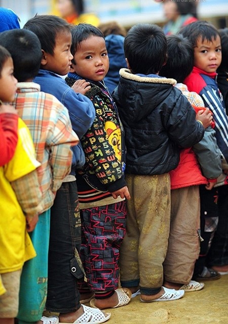 Những hình ảnh gợi nhớ “tuổi thơ dữ dội” - 2 Trẻ em vùng cao vẫn sử dụng đôi dép tổ ong huyền thoại