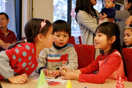 Vui Tết Thiếu nhi cùng các em nhỏ Việt Nam tại Canberra - 2 Bé Lily có mẹ là người Việt, cha là người Úc đang trò chuyện vui vẻ cùng với các bạn cùng trang lứa