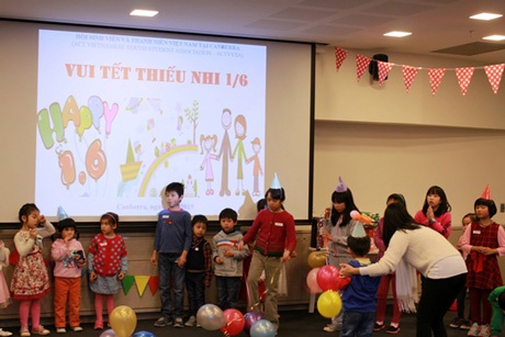 Vui Tết Thiếu nhi cùng các em nhỏ Việt Nam tại Canberra - 1 Các em nhỏ vui vẻ tham gia các hoạt động tập thể.