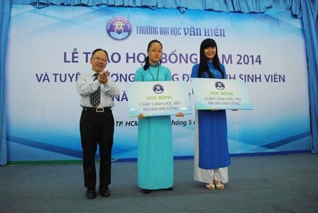 Xét tuyển học bạ: Ước mơ đại học trong tầm tay - 1 ThS Nguyễn Quốc Hợp – Phó hiệu trưởng nhà trường trao học bổng
cho sinh viên xuất sắc