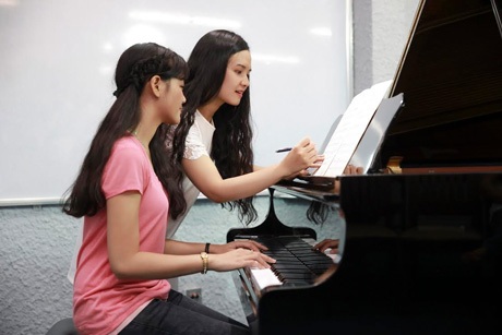 Xét tuyển học bạ: Ước mơ đại học trong tầm tay - 2 ThS Nguyễn Quốc Hợp – Phó hiệu trưởng nhà trường trao học bổng
cho sinh viên xuất sắc