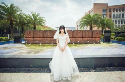 Trung Quốc: Ảnh kỷ yếu “7 nữ yêu đại học” hút chú ý dân mạng - 13 Một số hình ảnh các thành viên nhóm tinh nghịch trong trang phục váy cưới