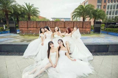 Trung Quốc: Ảnh kỷ yếu “7 nữ yêu đại học” hút chú ý dân mạng - 2 Bên cạnh sự hồn nhiên, tinh nghịch thường thấy trong nhóm bạn