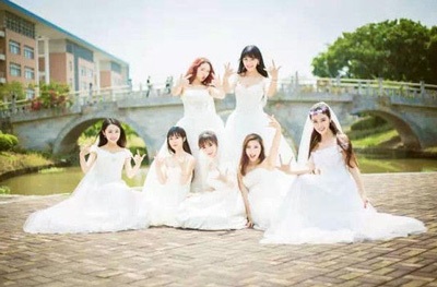 Trung Quốc: Ảnh kỷ yếu “7 nữ yêu đại học” hút chú ý dân mạng - 11 Song họ luôn vui vẻ, đoàn kết, cùng sẻ chia những cảm xúc, câu chuyện thủa sinh viên.