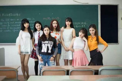 Trung Quốc: Ảnh kỷ yếu “7 nữ yêu đại học” hút chú ý dân mạng - 1 Dù khá đơn giản nhưng bộ ảnh về nhóm bạn thân thủa sinh viên lại thu hút sự chú ý.