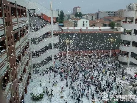Trung Quốc: Học sinh xé sách tung giấy trắng xóa sân trường