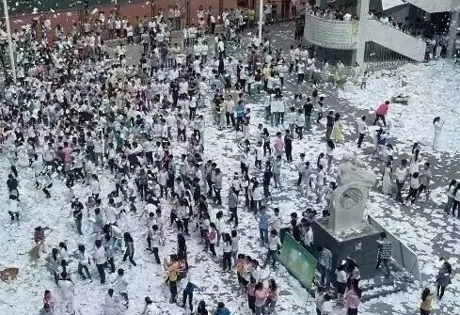 ...đồng thời đó là sự thiếu tôn trọng đối với thầy cô giáo
