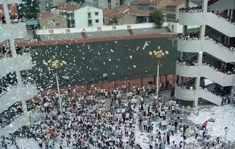 Những hình ảnh tiếp tục được lan truyền rộng rãi và gây tranh cãi ở nhiều diễn đàn mạng nước này.