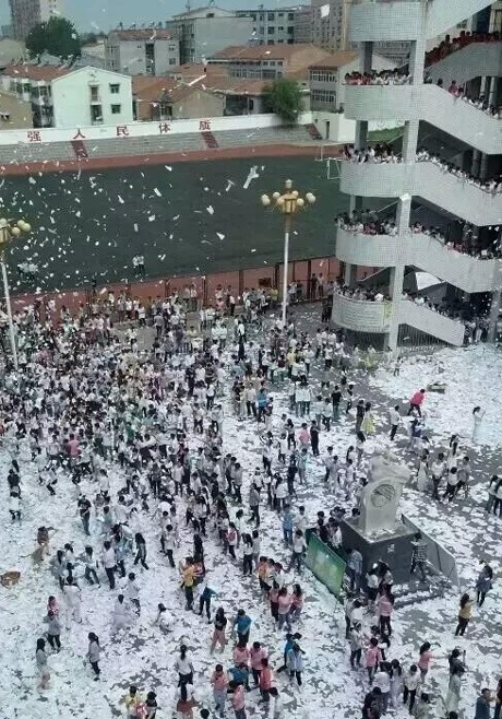 Tuy nhiên ban giám hiệu nhà trường chưa có ý kiến bình luận về vụ việc này.