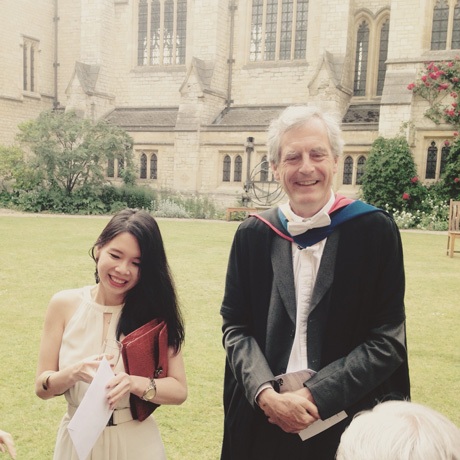 Nữ sinh 9X giành học bổng 2,5 tỷ đồng tại ĐH Oxford danh tiếng - 3 Hà Hạnh nhận giải luận văn xuất sắc mang tên