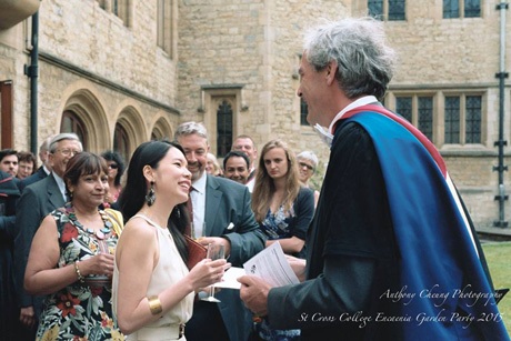 Nữ sinh 9X giành học bổng 2,5 tỷ đồng tại ĐH Oxford danh tiếng - 2 Hà Hạnh nhận giải luận văn xuất sắc mang tên