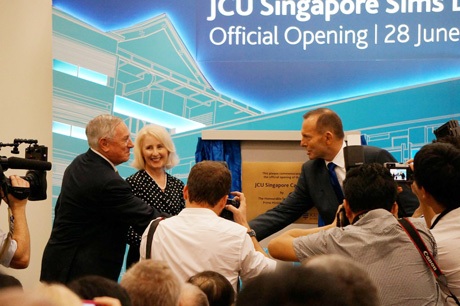 Thủ tướng Úc Tony Abbott cắt băng khánh thành khu học xá mới ĐH công lập James Cook Australia, phân viện Singapore - 1 Thủ tướng Úc Tony Abbott cắt băng khánh thành khu học xá mới ĐH công lập James Cook Australia, phân viện Singapore