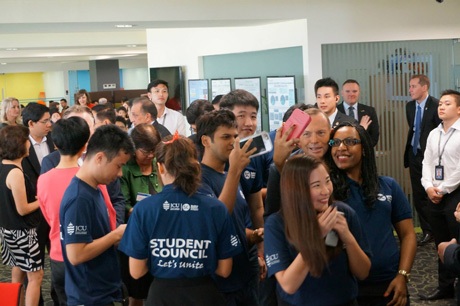 Thủ tướng Úc Tony Abbott cắt băng khánh thành khu học xá mới ĐH công lập James Cook Australia, phân viện Singapore - 3 Thủ tướng Úc Tony Abbott cắt băng khánh thành khu học xá mới ĐH công lập James Cook Australia, phân viện Singapore