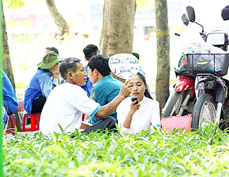 Sợ trễ thi chiều, thí sinh mắc võng ngủ trưa tại trường thi - 8 Tranh thủ ôn nhanh cho buổi thi chiều