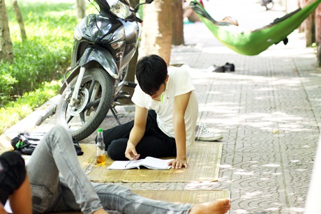 Sợ trễ thi chiều, thí sinh mắc võng ngủ trưa tại trường thi - 3 Tranh thủ ôn nhanh cho buổi thi chiều