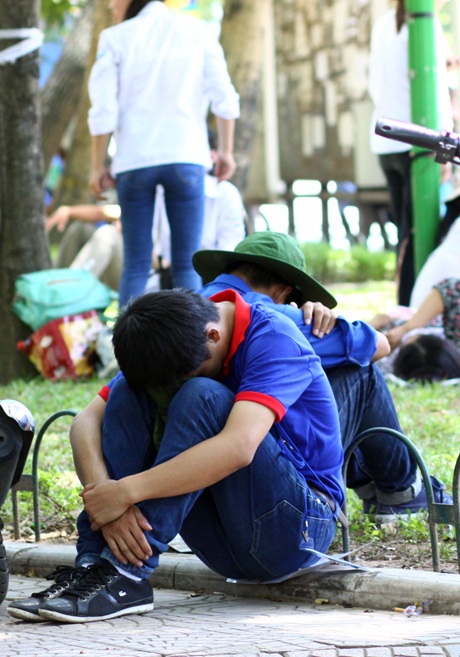 Sợ trễ thi chiều, thí sinh mắc võng ngủ trưa tại trường thi - 12 Các SV tình nguyện cũng tranh thủ chợp mắt để chuẩn bị cho buổi chiều