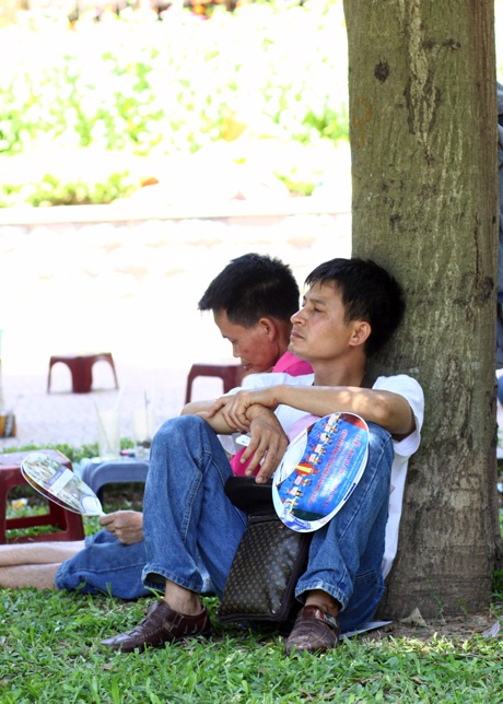 Sợ trễ thi chiều, thí sinh mắc võng ngủ trưa tại trường thi - 10 Các SV tình nguyện cũng tranh thủ chợp mắt để chuẩn bị cho buổi chiều