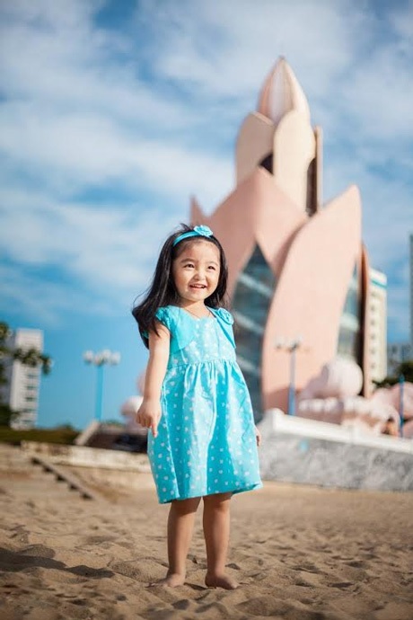 Ngắm "thiên thần" 3 tuổi hồn nhiên đùa nghịch bên bờ biển  - 5 T.E