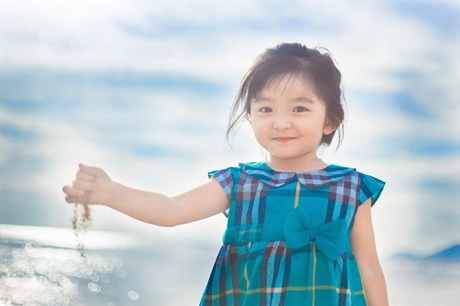 Ngắm "thiên thần" 3 tuổi hồn nhiên đùa nghịch bên bờ biển  - 9 T.E
