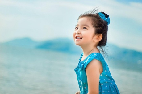 Ngắm "thiên thần" 3 tuổi hồn nhiên đùa nghịch bên bờ biển  - 6 T.E