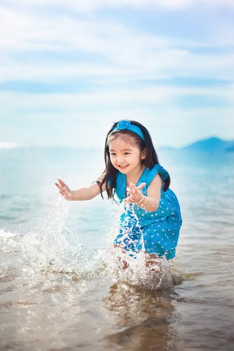 Ngắm "thiên thần" 3 tuổi hồn nhiên đùa nghịch bên bờ biển  - 13 T.E