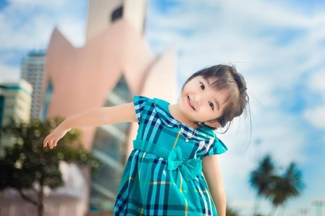 Ngắm "thiên thần" 3 tuổi hồn nhiên đùa nghịch bên bờ biển  - 3 T.E