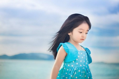 Ngắm "thiên thần" 3 tuổi hồn nhiên đùa nghịch bên bờ biển  - 10 T.E