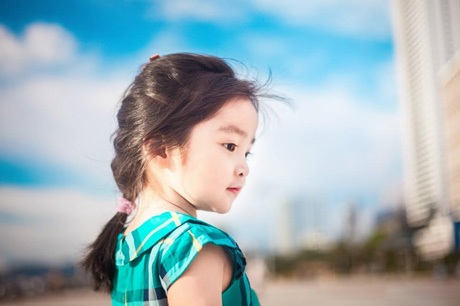 Ngắm "thiên thần" 3 tuổi hồn nhiên đùa nghịch bên bờ biển  - 2 T.E