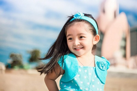 Ngắm "thiên thần" 3 tuổi hồn nhiên đùa nghịch bên bờ biển  - 4 T.E