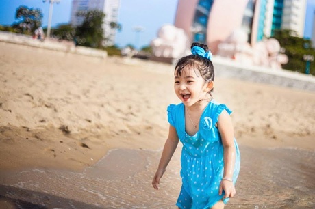 Ngắm "thiên thần" 3 tuổi hồn nhiên đùa nghịch bên bờ biển  - 1 Ngắm thiên thần 3 tuổi hồn nhiên đùa nghịch bên bờ biển