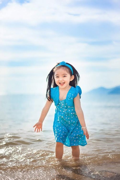 Ngắm "thiên thần" 3 tuổi hồn nhiên đùa nghịch bên bờ biển  - 11 T.E