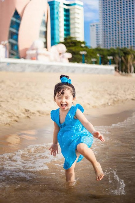 Ngắm "thiên thần" 3 tuổi hồn nhiên đùa nghịch bên bờ biển  - 12 T.E