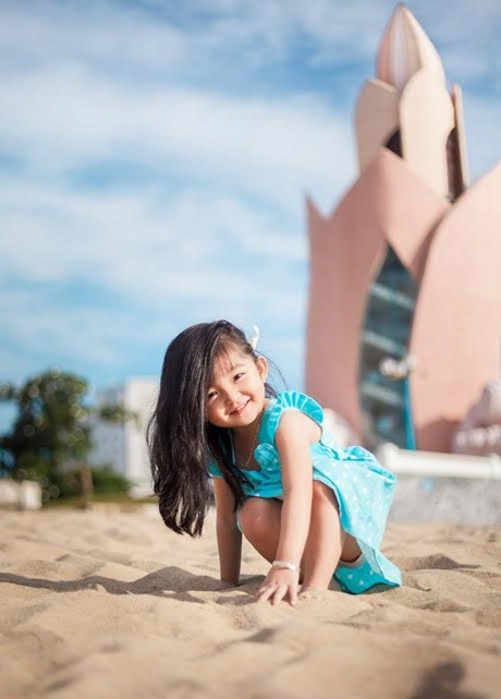 Ngắm "thiên thần" 3 tuổi hồn nhiên đùa nghịch bên bờ biển  - 7 T.E