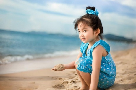 Ngắm "thiên thần" 3 tuổi hồn nhiên đùa nghịch bên bờ biển  - 8 T.E