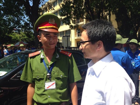 Phó Thủ tướng Vũ Đức Đam thị sát điểm thi - 7 Hồng Hạnh
