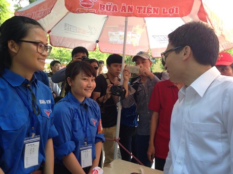 Phó Thủ tướng Vũ Đức Đam thị sát điểm thi - 3 Phó thủ tướng Vũ Đức Đam động viên các TNV tiếp sức mùa thi.