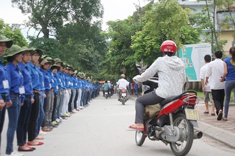 Gửi các bạn trẻ đang làm hàng rào sống giữa trưa hè! - 1 Hàng rào người phân luồng hiệu quả trong các mùa thi. Ảnh: Phạm Mỹ