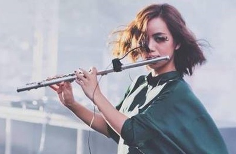 Nữ sáo kỳ ảo trong cuộc thi Tìm kiếm tài năng châu Á - 1 Huyền Trang cá tính bên cây sáo flute.