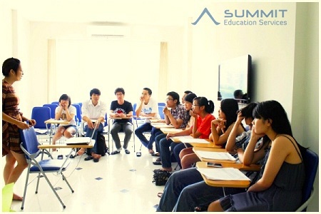Một lớp luyện SAT tại Summit Education Services