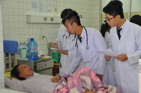Sinh viên Khoa Y ĐH Tân Tạo thực tập lâm sàng tại Bệnh viện Thống Nhất - 1 Sinh viên Tân Tạo đang thực tập hỏi bệnh tại giường bệnh