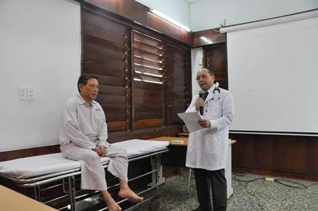Sinh viên Khoa Y ĐH Tân Tạo thực tập lâm sàng tại Bệnh viện Thống Nhất - 2 Sinh viên Tân Tạo đang thực tập hỏi bệnh tại giường bệnh