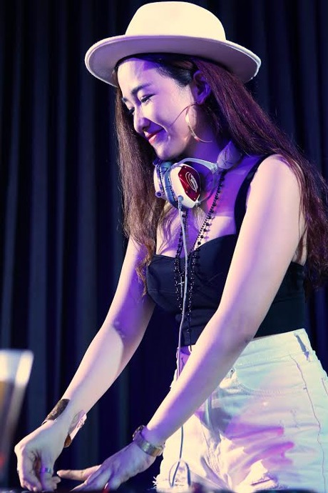 Đêm “đánh thức bản lĩnh” cuốn hút giới trẻ Hà thành - 4 Sự xuất hiện của Isaac - “hoàng tử” của Vpop làm khán giả
hâm mộ gần như “phát cuồng”