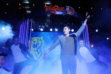 Đêm “đánh thức bản lĩnh” cuốn hút giới trẻ Hà thành - 1 Sự xuất hiện của Isaac - “hoàng tử” của Vpop làm khán giả
hâm mộ gần như “phát cuồng”