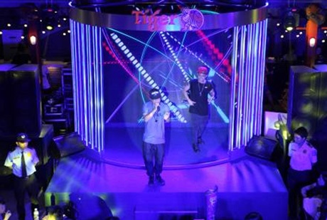 Đêm “đánh thức bản lĩnh” cuốn hút giới trẻ Hà thành - 5 Sự xuất hiện của Isaac - “hoàng tử” của Vpop làm khán giả
hâm mộ gần như “phát cuồng”