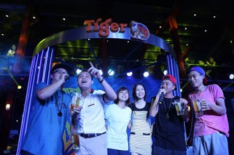 Đêm “đánh thức bản lĩnh” cuốn hút giới trẻ Hà thành - 7 Sự xuất hiện của Isaac - “hoàng tử” của Vpop làm khán giả
hâm mộ gần như “phát cuồng”