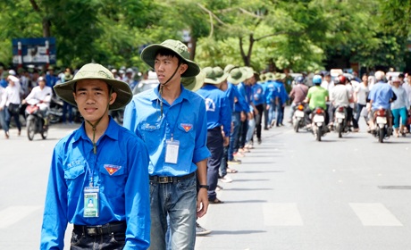 Nắng gắt mùa thi: Cảm động giọt mồ hôi rơi của tình nguyện viên - 1 Nắng gắt mùa thi: Cảm động giọt mồ hôi rơi của tình nguyện viên