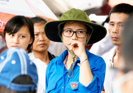 Nắng gắt mùa thi: Cảm động giọt mồ hôi rơi của tình nguyện viên - 9 Những giọt mồ hôi thầm lặng của chiến sĩ áo xanh.