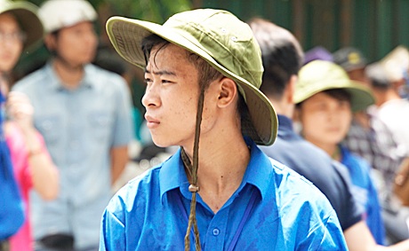 Nắng gắt mùa thi: Cảm động giọt mồ hôi rơi của tình nguyện viên - 10 Những giọt mồ hôi thầm lặng của chiến sĩ áo xanh.